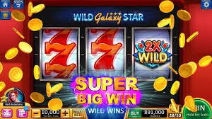 Dealer ratu slot menampilkan kartu baccarat dan roulette dengan kamera close-up untuk transparansi penuh
