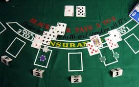 Layar permainan Wild West Gold menampilkan gulungan emas dan simbol koboi di ratu slot